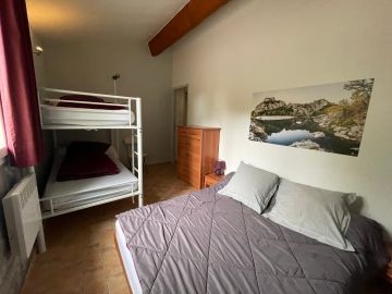 La seconde chambre du gîte  Noisetier, gîte pour 4 à 6 personnes à Joyeuse en Ardèche